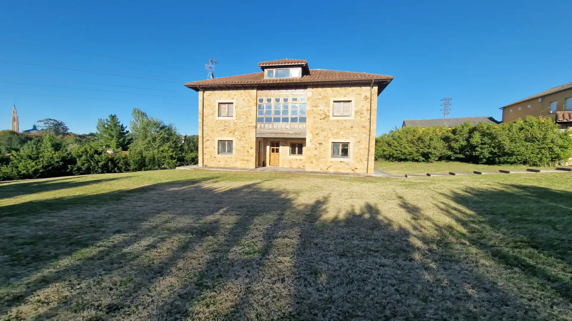 Vista exterior de Casa o xalet en venda en Gijón  amb Calefacció, Jardí privat i Parquet