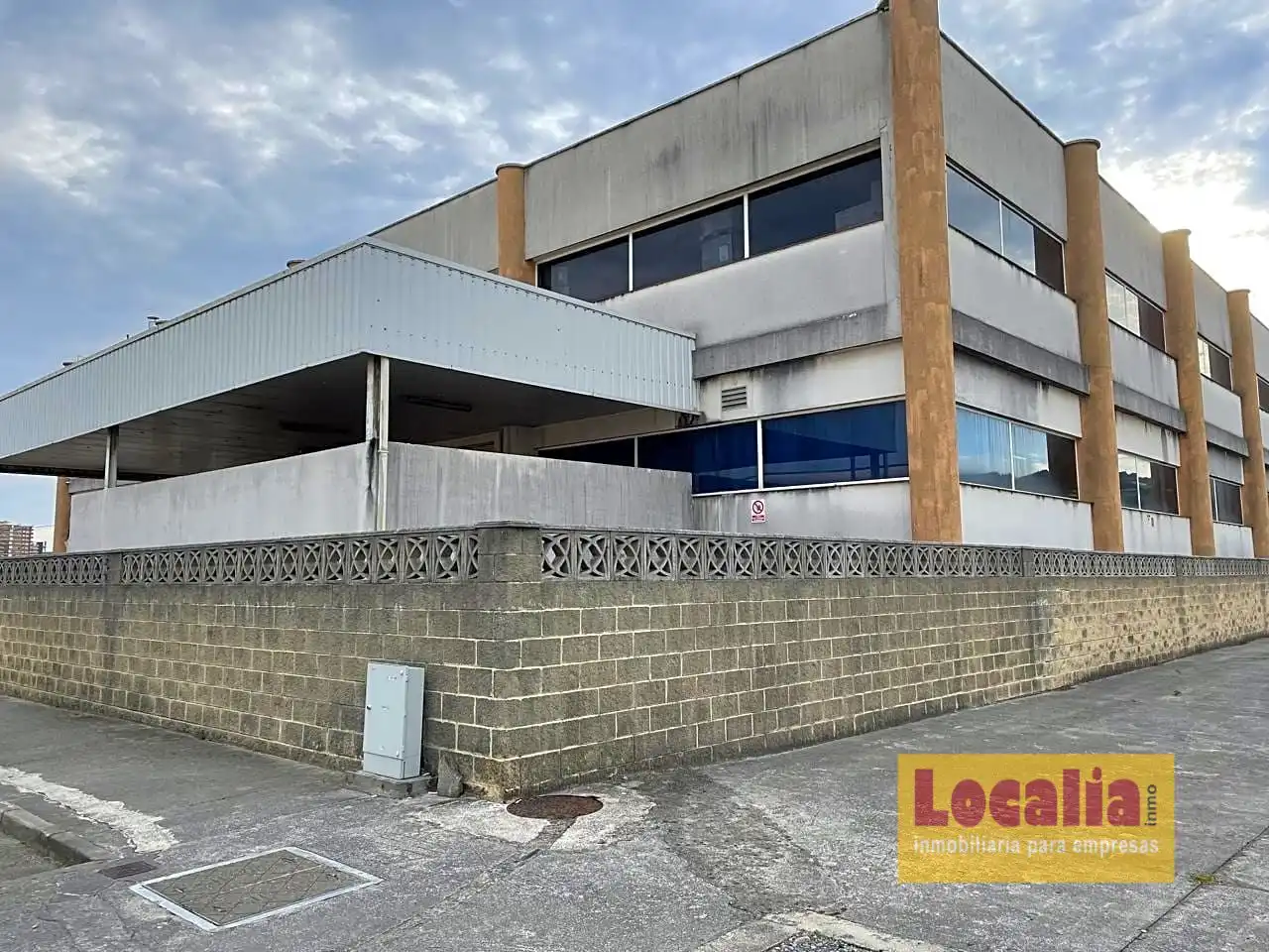 Vista exterior de Nave industrial en venta en Laredo