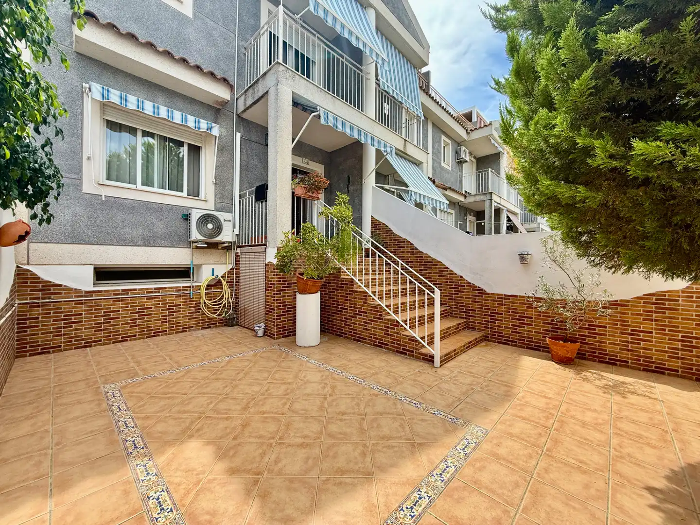 Terrasse von Einfamilien-Reihenhaus zum Verkauf in San Antonio de Benagéber mit Klimaanlage, Heizung und Privatgarten