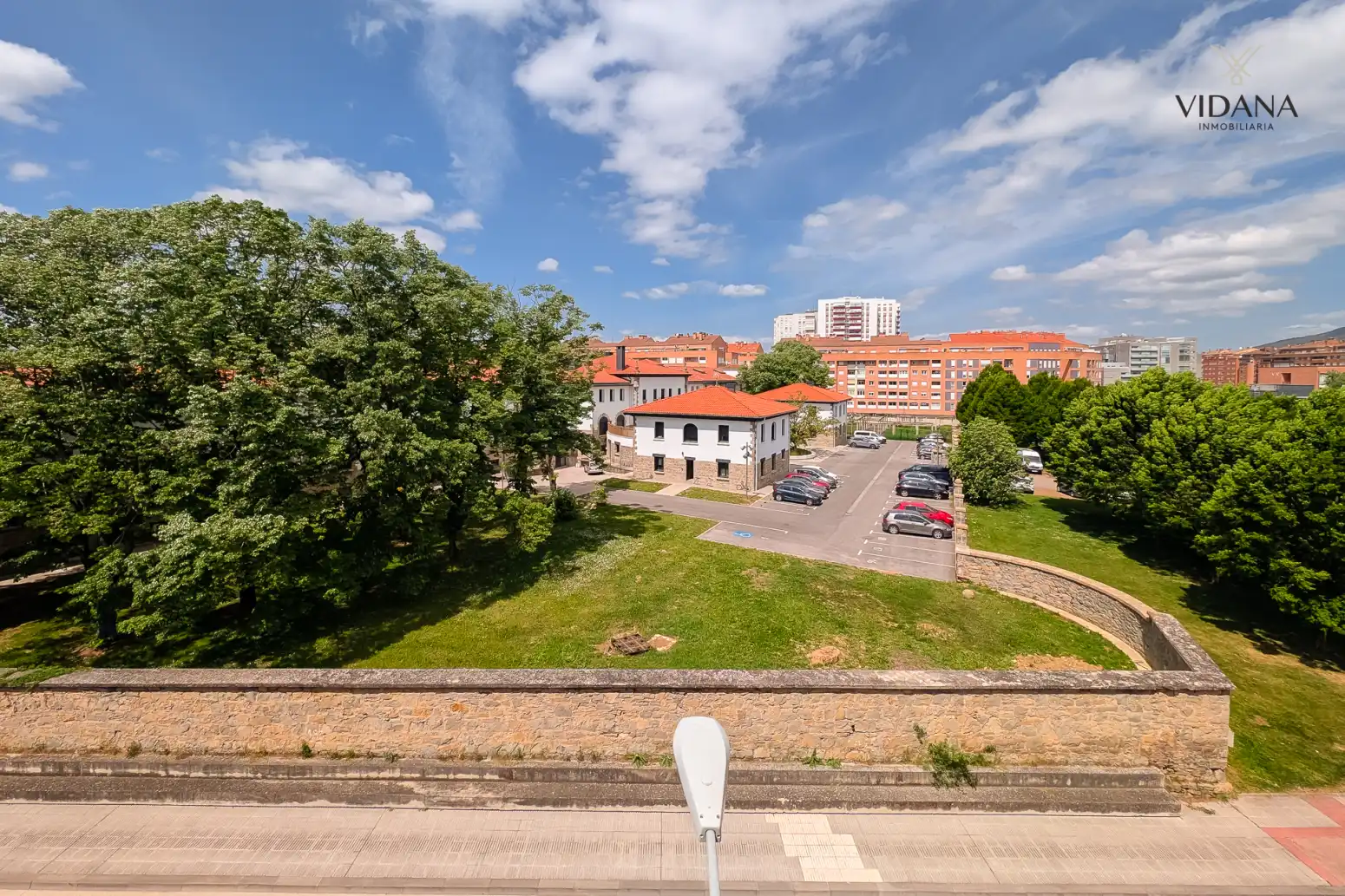 Vista exterior de Ático en venta en  Pamplona / Iruña con Calefacción, Jardín privado y Parquet