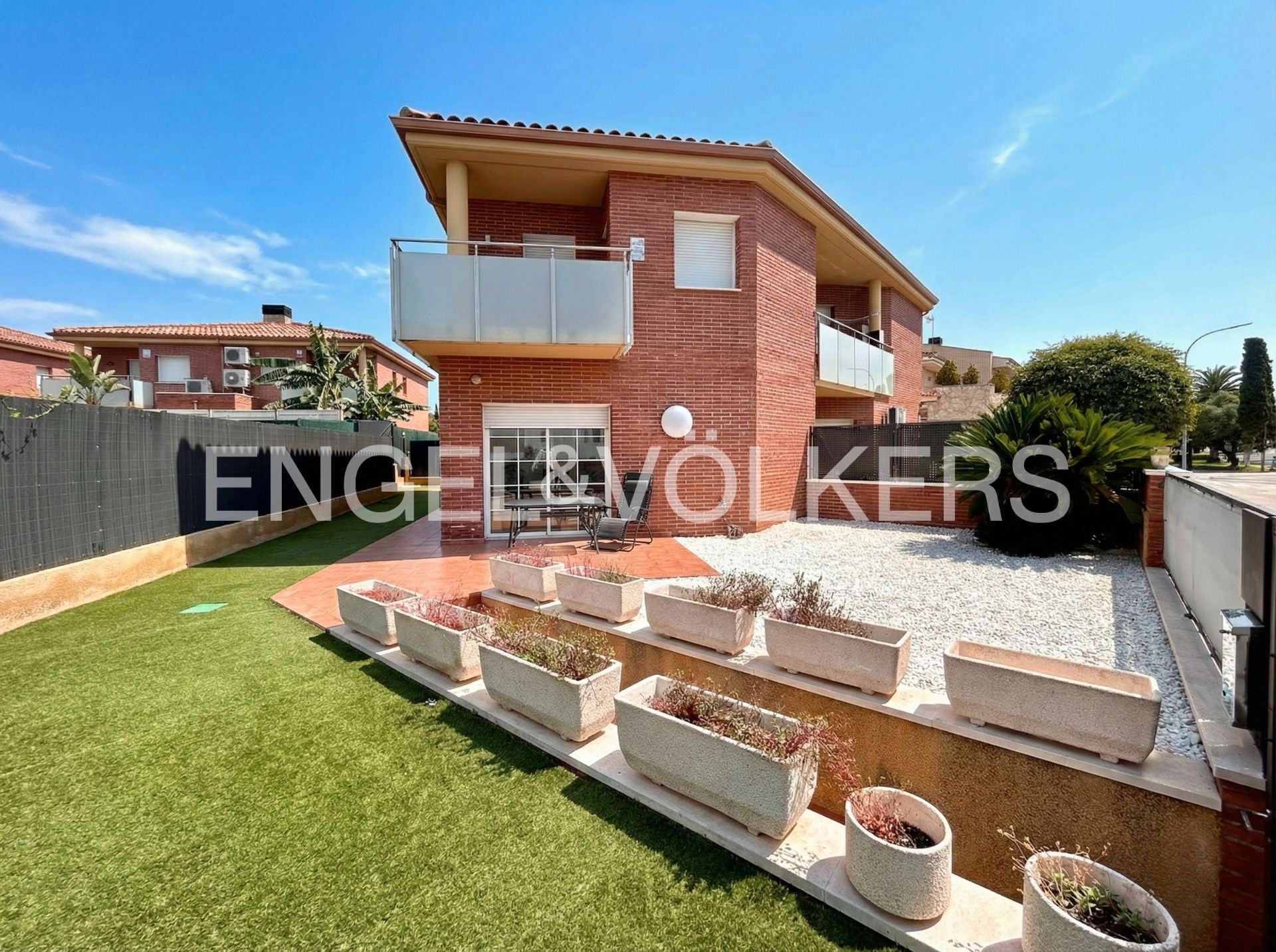 Vista exterior de Casa adosada en venda en Cambrils amb Aire condicionat, Calefacció i Jardí privat