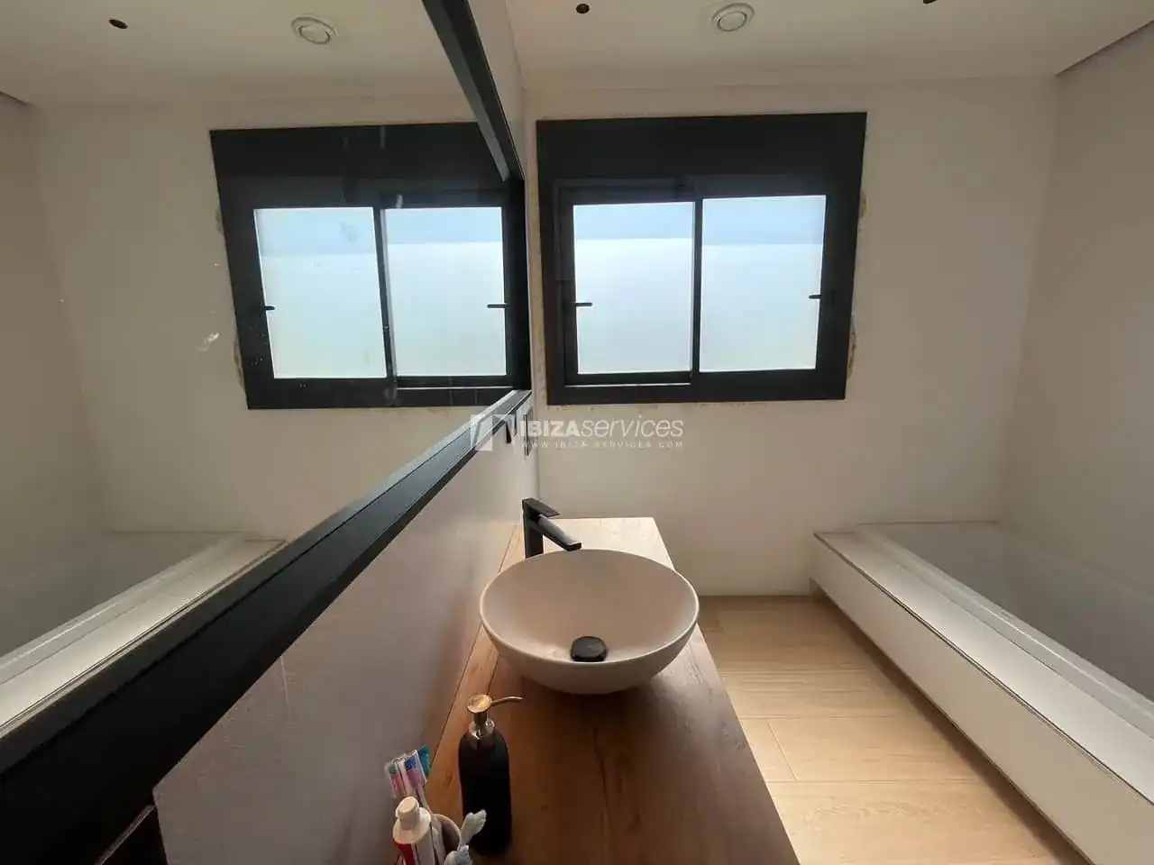 Bany de Casa o xalet en venda en Santa Eulària des Riu amb Aire condicionat, Jardí privat i Piscina