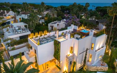 Vista exterior de Casa o xalet en venda en Marbella amb Aire condicionat, Terrassa i Piscina