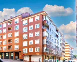 Vista exterior de Dúplex en venda en León Capital  amb Calefacció, Terrassa i Traster