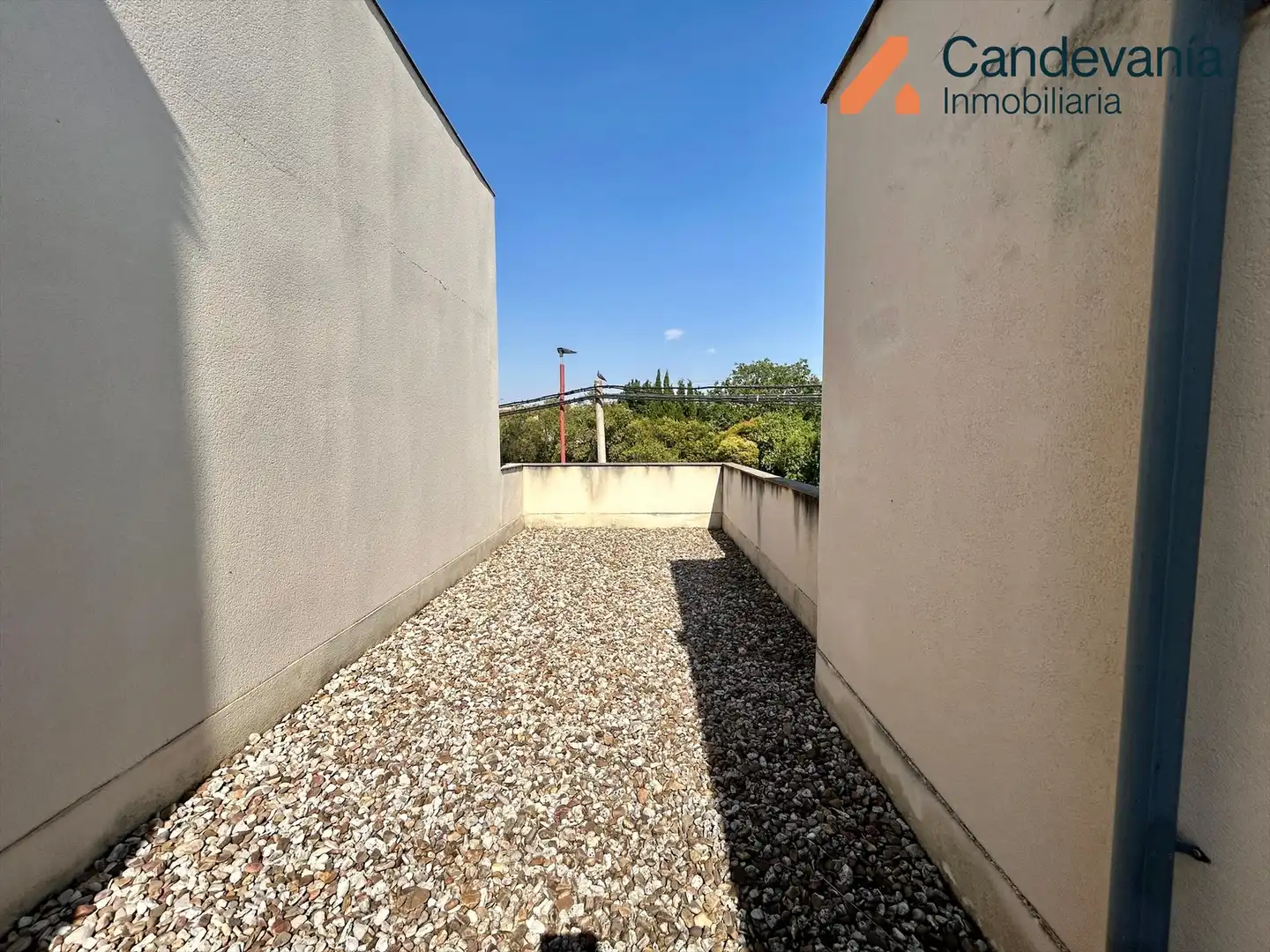 Vista exterior de Casa adosada en venda en San Mateo de Gállego amb Aire condicionat, Calefacció i Jardí privat