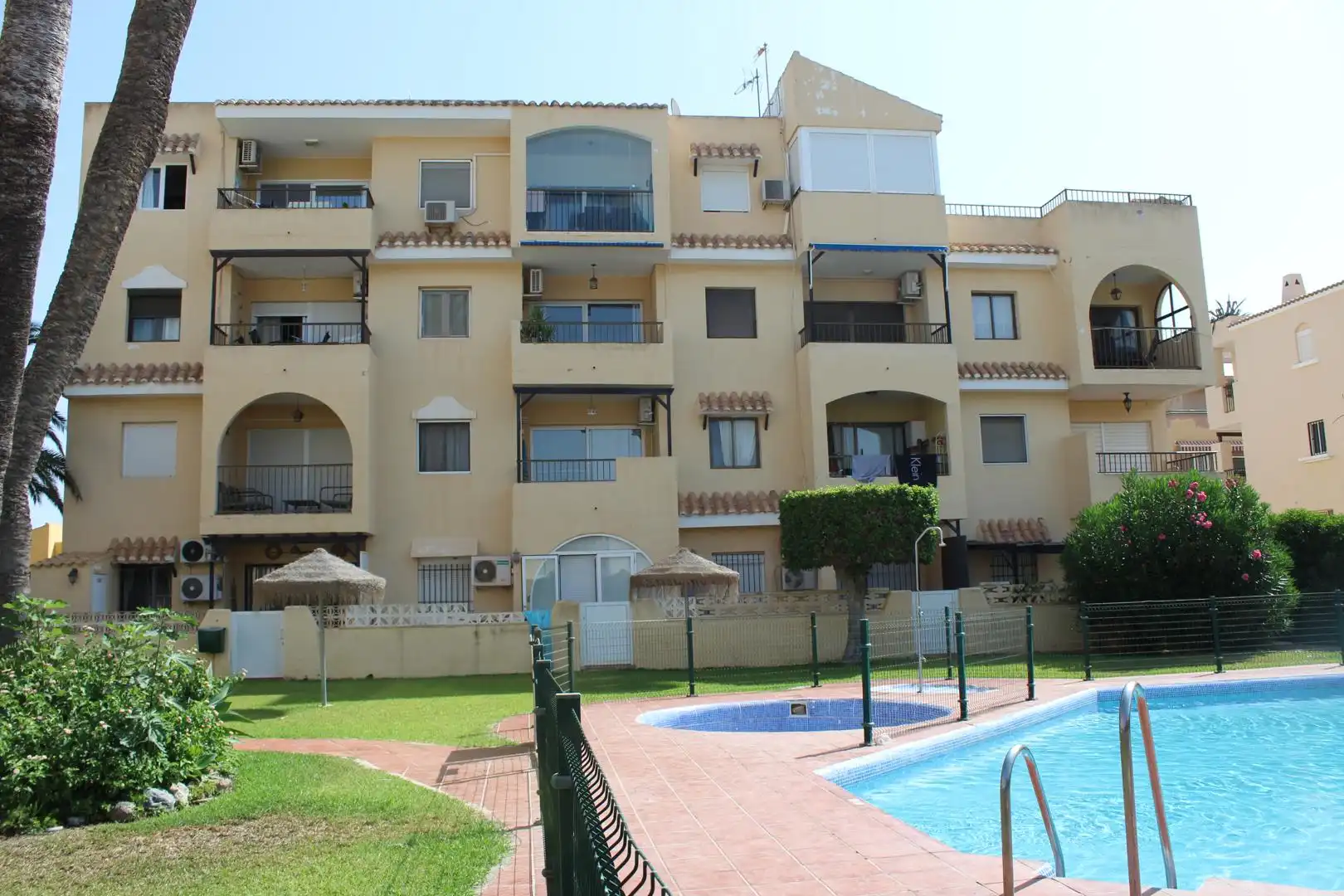 Piscina de Apartamento en venta en Roquetas de Mar con Aire acondicionado, Jardín privado y Piscina