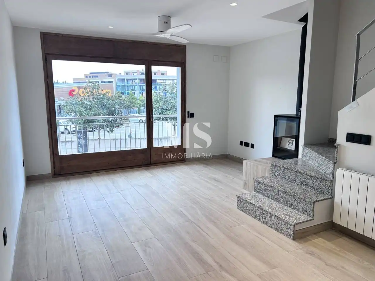 Sala d'estar de Casa adosada en venda en Vic amb Calefacció i Terrassa