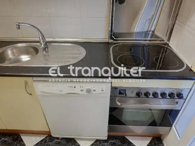 Cuina de Pis de lloguer en Madrid amb Aire condicionat, Terrassa i Moblat