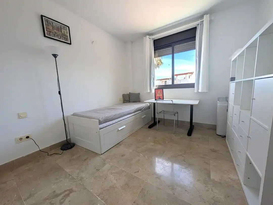 Schlafzimmer von Einfamilien-Reihenhaus zur Miete in La Alcaidesa mit Klimaanlage, Heizung und Privatgarten