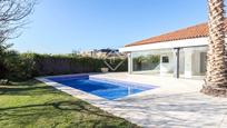 Piscina de Casa o xalet en venda en L'Hospitalet de Llobregat amb Aire condicionat i Piscina