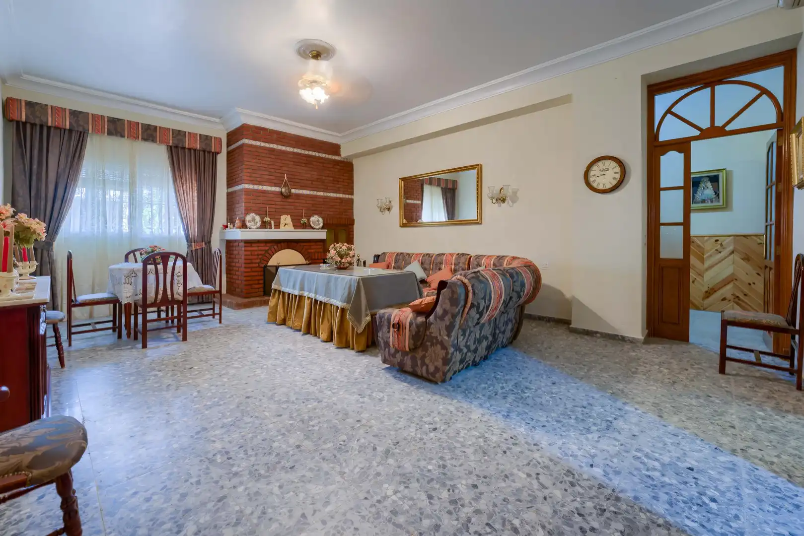 Sala d'estar de Casa o xalet en venda en Carmona amb Jardí privat, Terrassa i Piscina