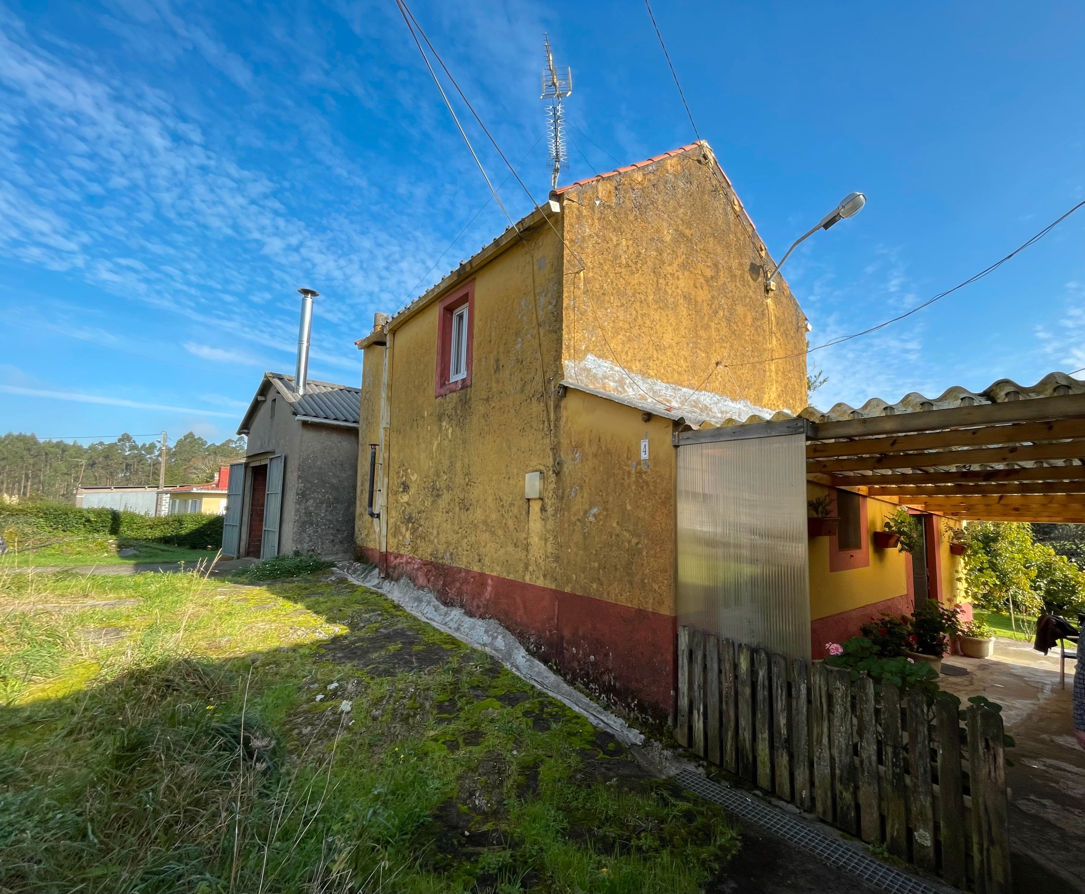 Vista exterior de Casa adosada en venta en Moeche con Trastero y Amueblado