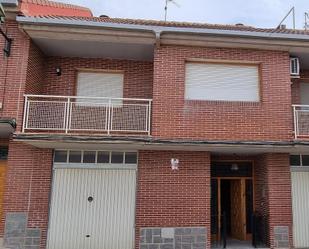 Vista exterior de Casa adosada en venda en Épila amb Calefacció i Terrassa