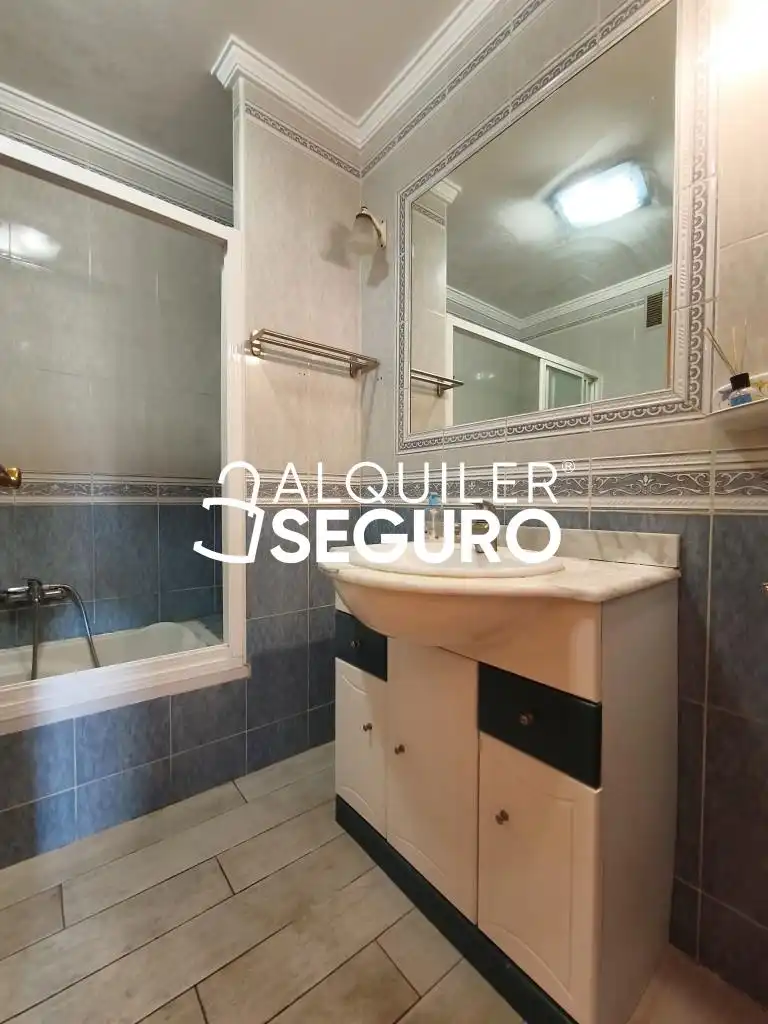 Baño de Piso de alquiler en Alicante / Alacant con Amueblado