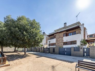 Casa aparellada amb piscina en venda a Calle ALIAGARES