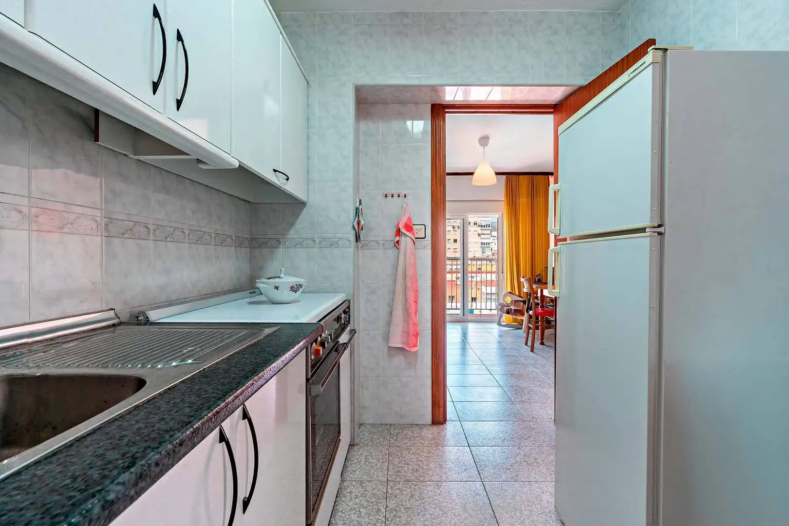 Cuina de Pis en venda en Almería amb Terrassa, Moblat i Balcó