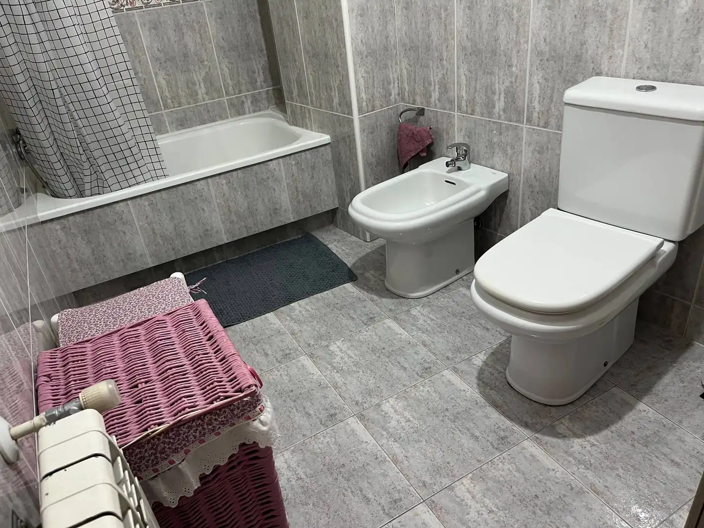 Badezimmer von Wohnung zur Miete in Santiago de Compostela  mit Heizung und Möbliert