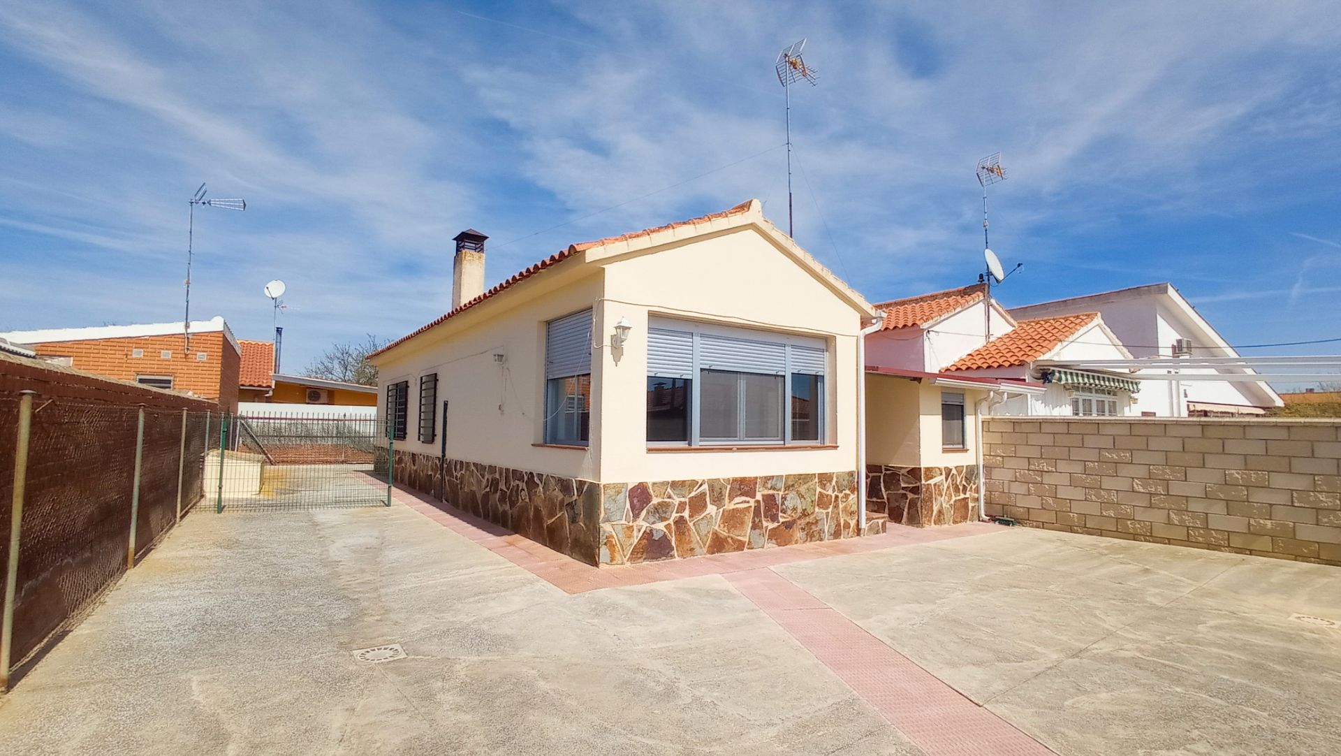 Vista exterior de Casa o xalet en venda en Villamanrique de Tajo amb Calefacció, Jardí privat i Traster