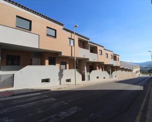 Vista exterior de Casa adosada en venda en Onil amb Terrassa