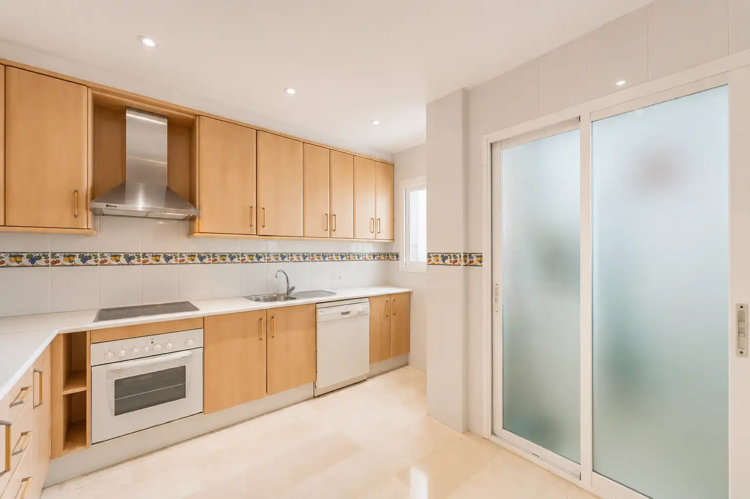 Kitchen of Flat for sale in Marbella  with Air Conditioner, Heating and Terrace