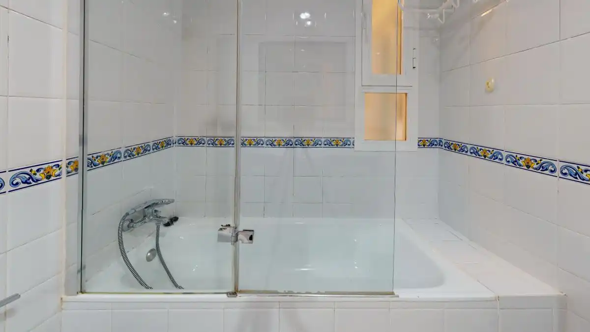 Bathroom of Flat for sale in Tomares  with Air Conditioner, Terrace and Community pool
