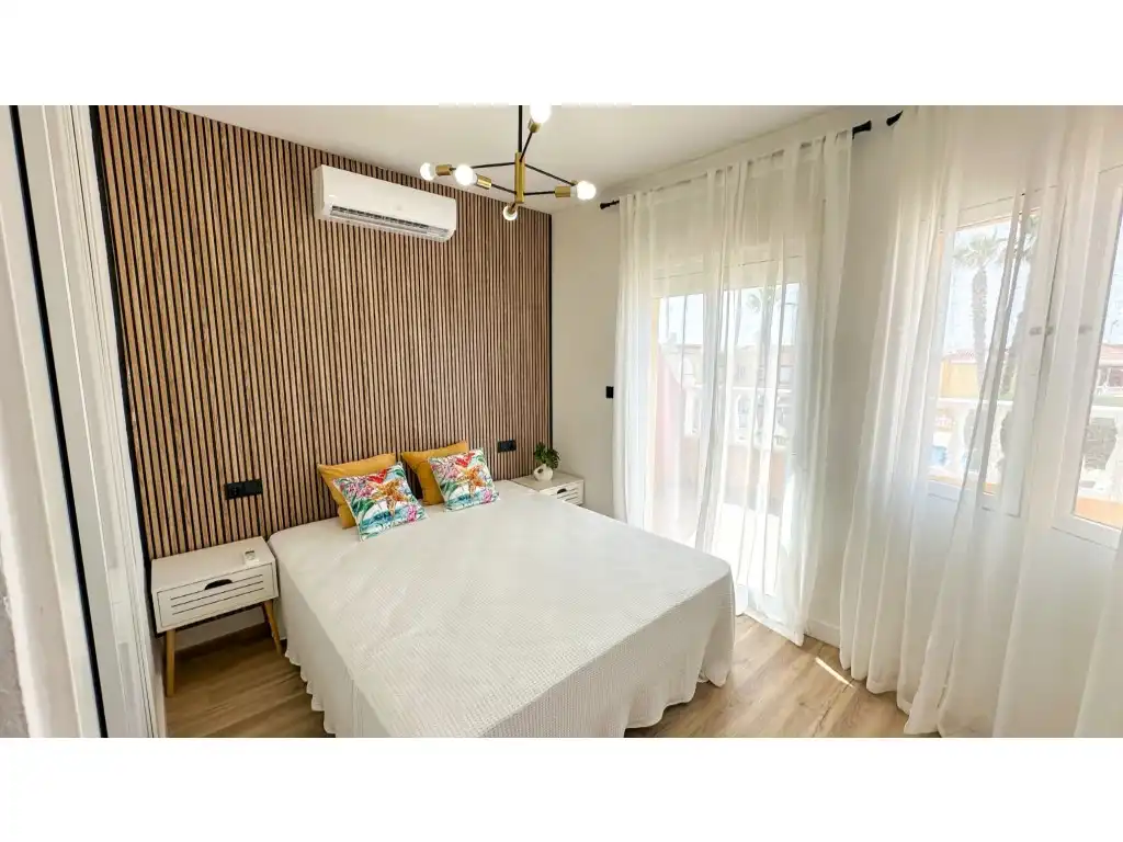 Dormitori de Casa o xalet en venda en Orihuela amb Aire condicionat, Jardí privat i Terrassa