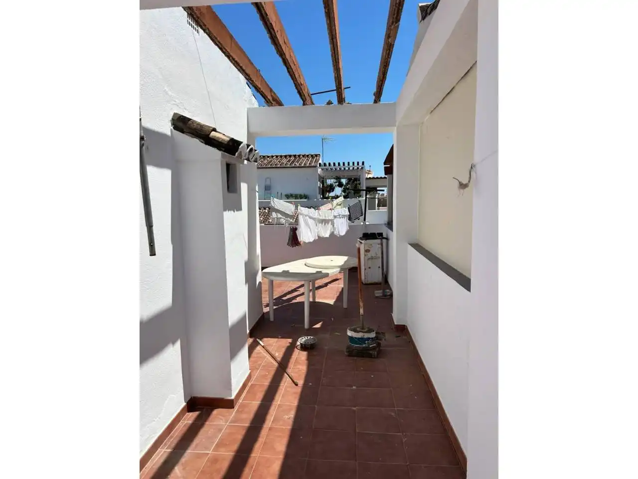 Terrasse von Einfamilien-Reihenhaus zum Verkauf in Estepona mit Klimaanlage und Terrasse