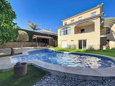 Villa con balcone in vendita a Levante Alto