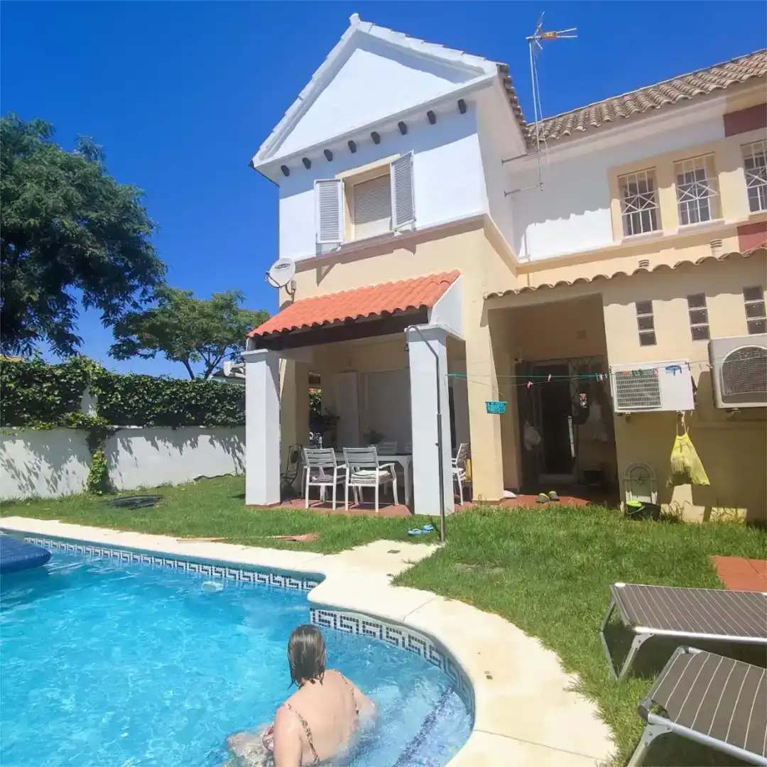 Vista exterior de Casa o xalet en venda en Espartinas amb Aire condicionat, Jardí privat i Traster