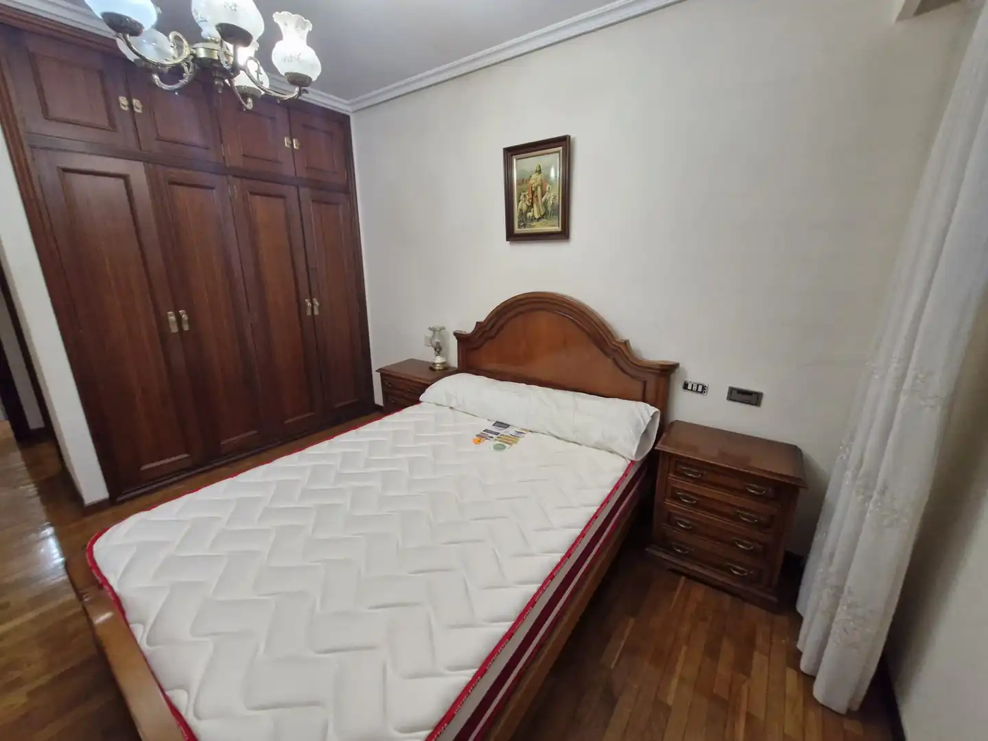 Dormitori de Pis de lloguer en Ourense Capital  amb Calefacció, Parquet i Moblat