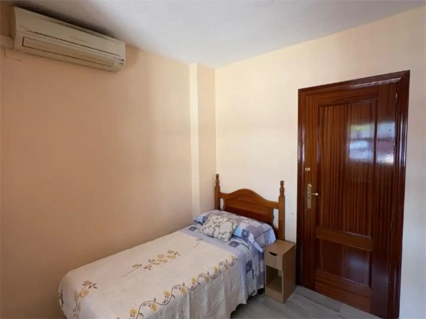 Dormitori de Casa adosada per a compartir en Granada amb Aire condicionat, Moblat i Balcó
