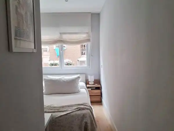 Dormitori de Apartament en venda en Madrid amb Aire condicionat, Calefacció i Moblat