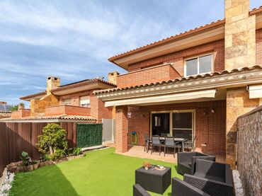 Casa bifamiliare con balcone in vendita a Calle GUIFRE EL PILOS
