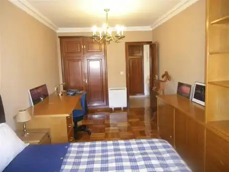 Habitación de Piso de alquiler en Vigo  con Calefacción, Parquet y Amueblado