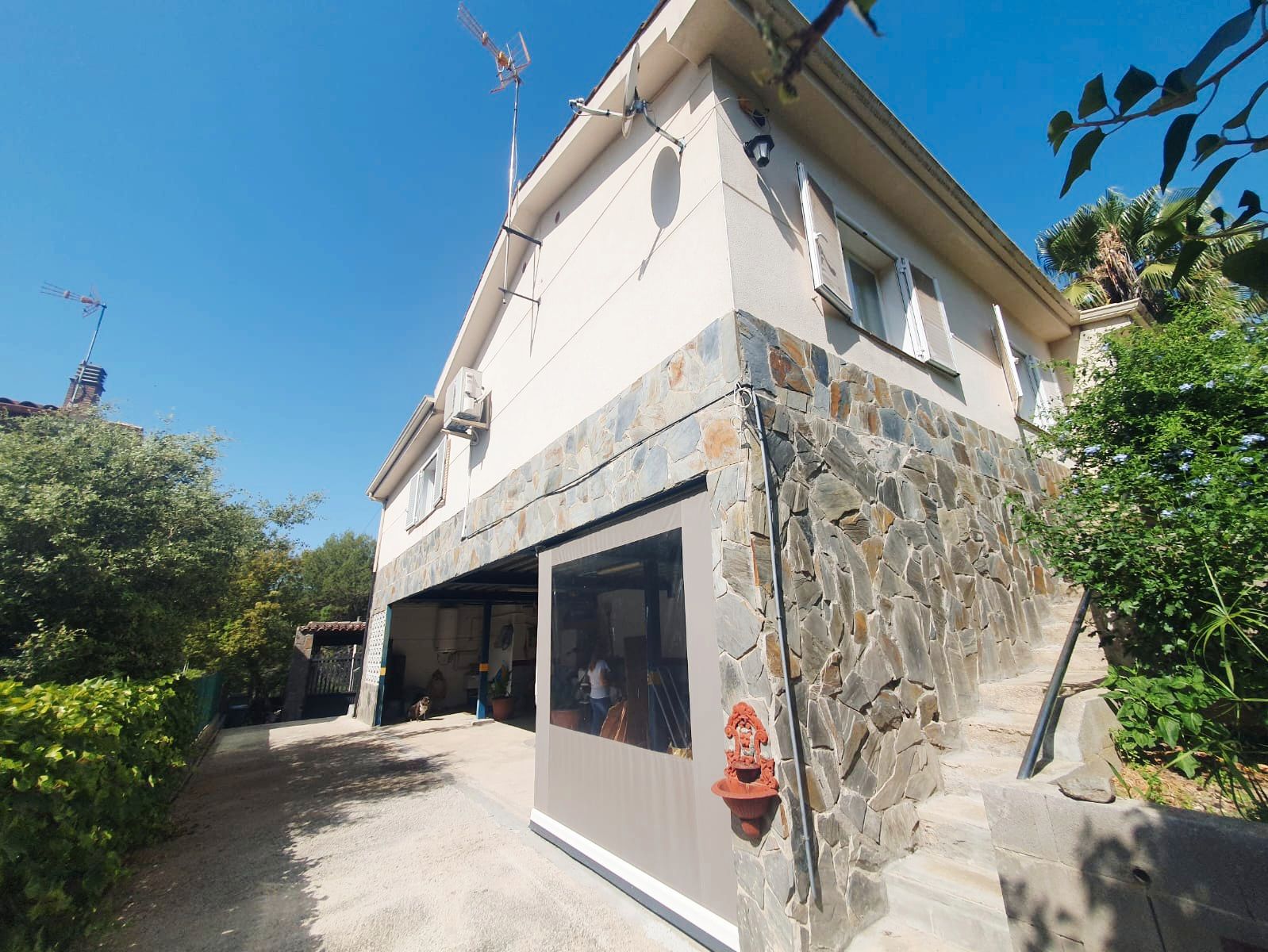 Vista exterior de Casa o xalet en venda en Els Hostalets de Pierola amb Aire condicionat, Calefacció i Jardí privat