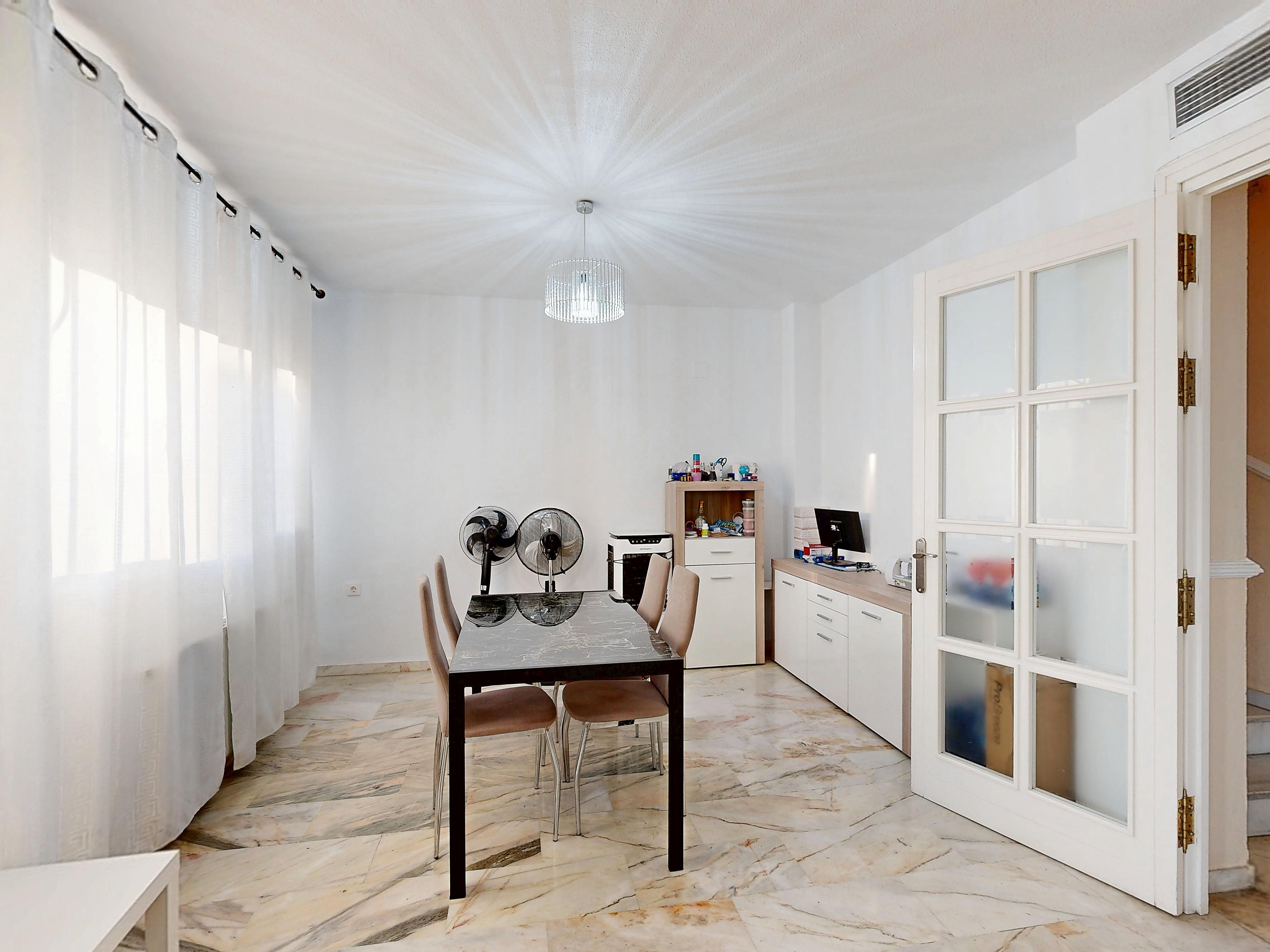 Menjador de Casa adosada en venda en Mérida amb Piscina i Piscina comunitària