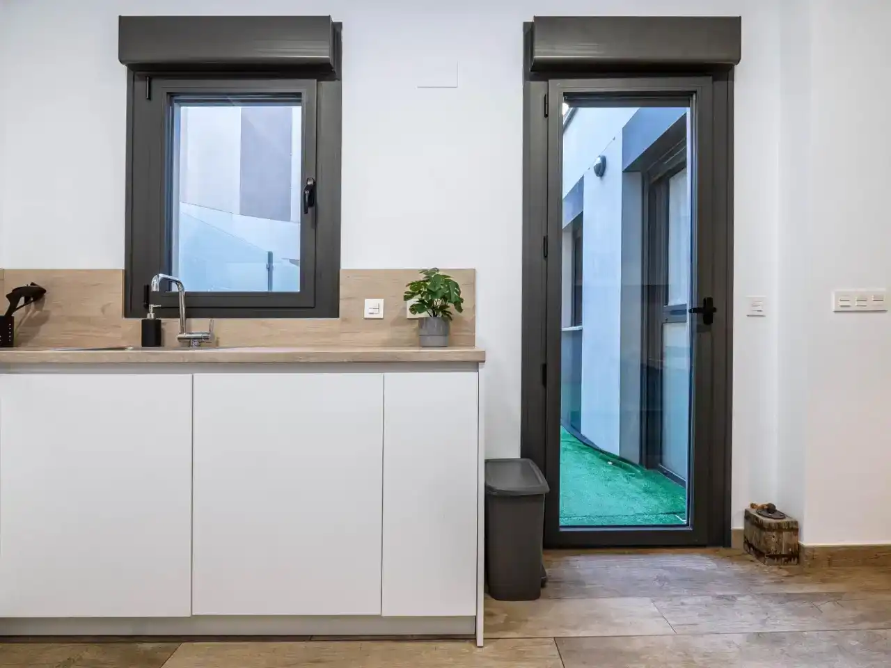Balcony of Flat for rent in Granada  with Air Conditioner, Swimming Pool and Furnished
