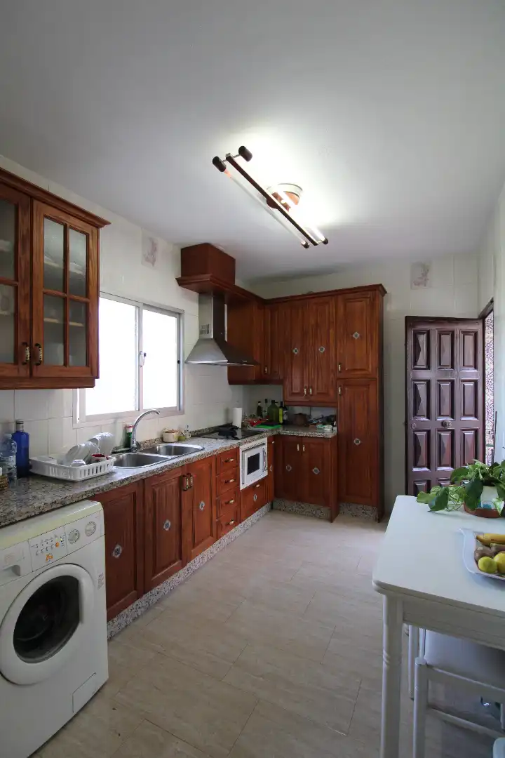Cuina de Casa o xalet en venda en Alhaurín de la Torre amb Aire condicionat, Jardí privat i Terrassa
