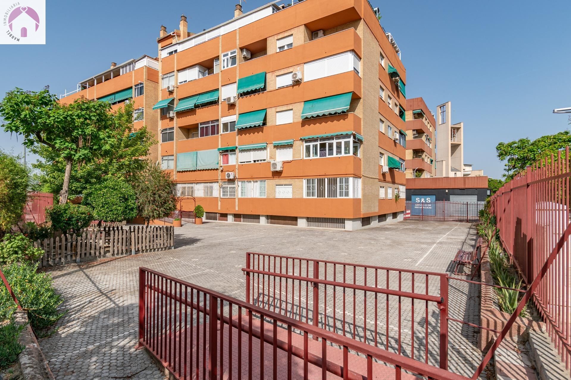 Vista exterior de Pis en venda en  Granada Capital amb Terrassa i Balcó