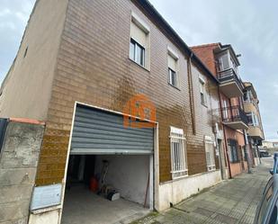 Vista exterior de Casa o xalet en venda en León Capital  amb Calefacció i Jardí privat