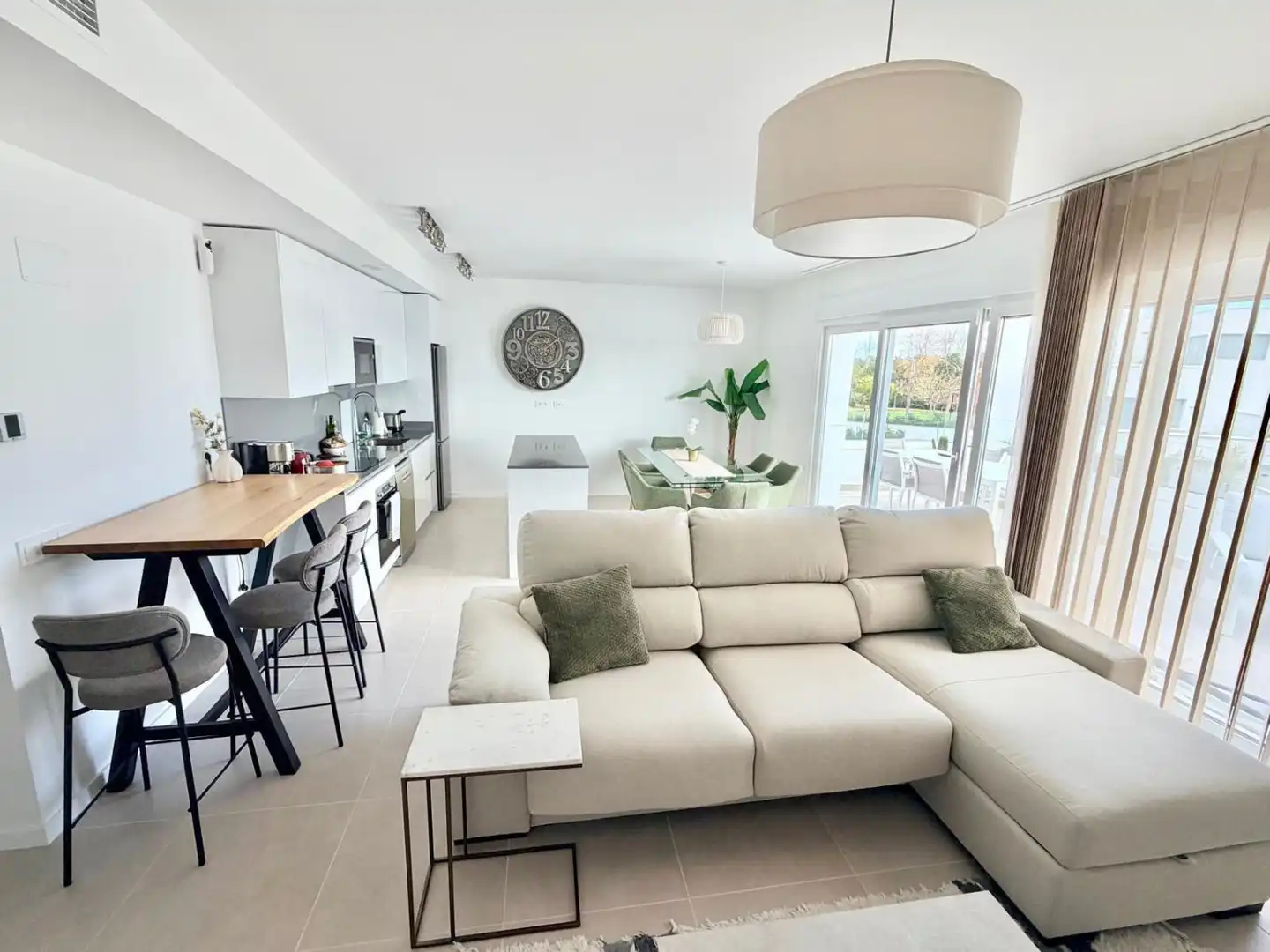 Sala de estar de Apartamento de alquiler en Estepona con Aire acondicionado, Terraza y Amueblado