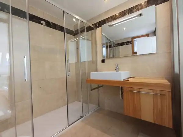 Baño de Piso en venta en Vigo  con Calefacción, Terraza y Trastero