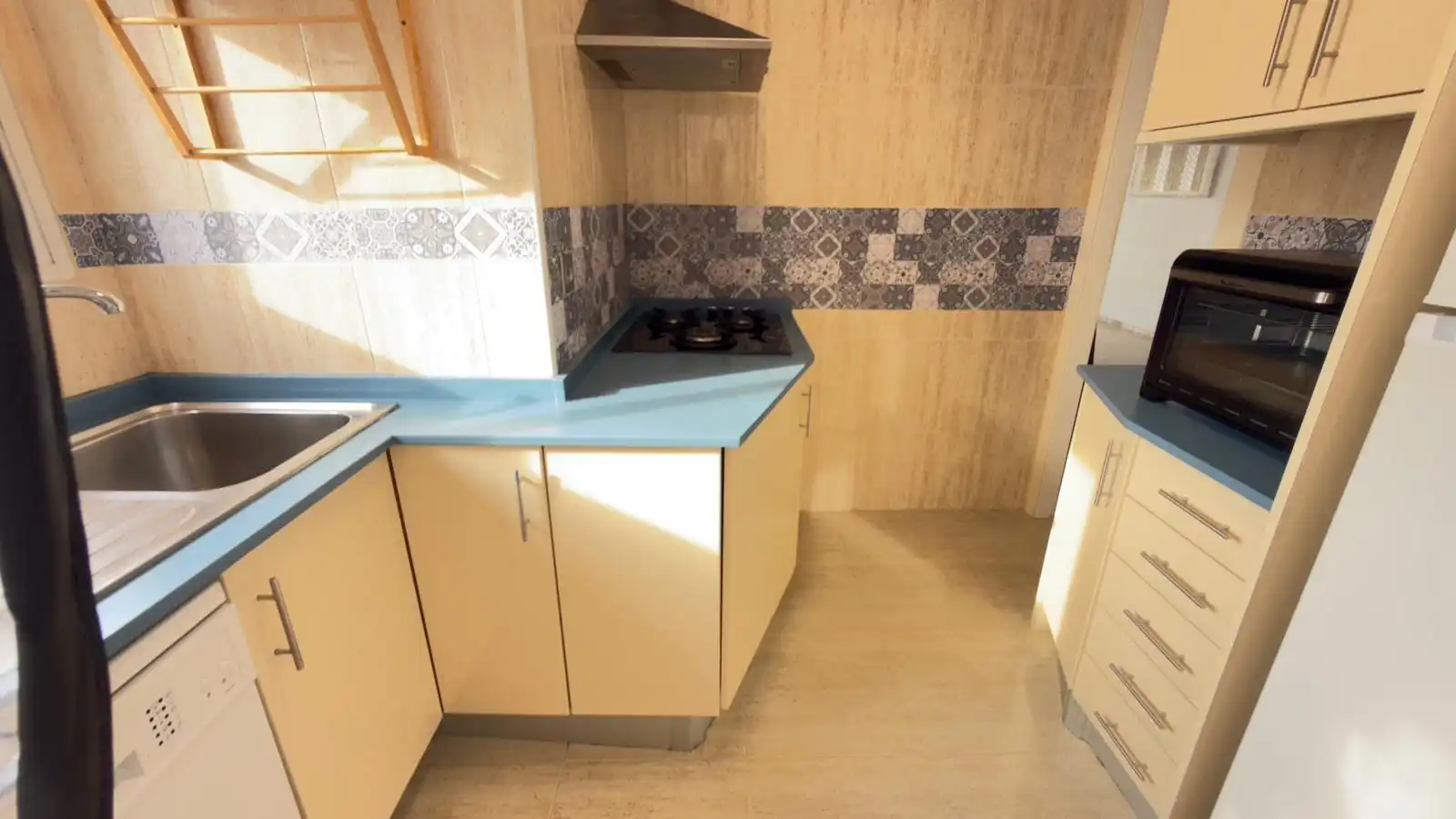 Küche von Wohnung zum Verkauf in Alicante / Alacant mit Klimaanlage, Heizung und Privatgarten