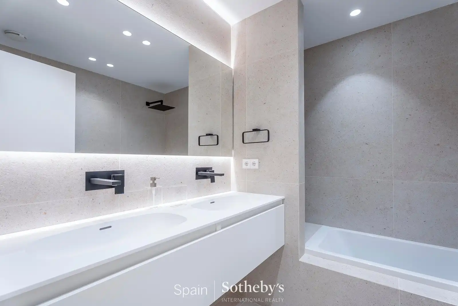 Bany de Apartament en venda en Madrid amb Aire condicionat i Calefacció