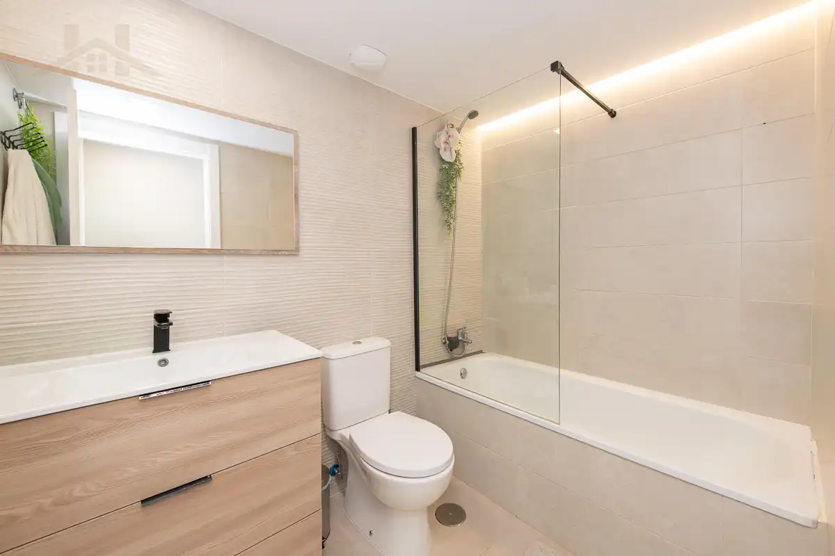 Badezimmer von Wohnung zum Verkauf in Arganda del Rey mit Klimaanlage, Heizung und Terrasse
