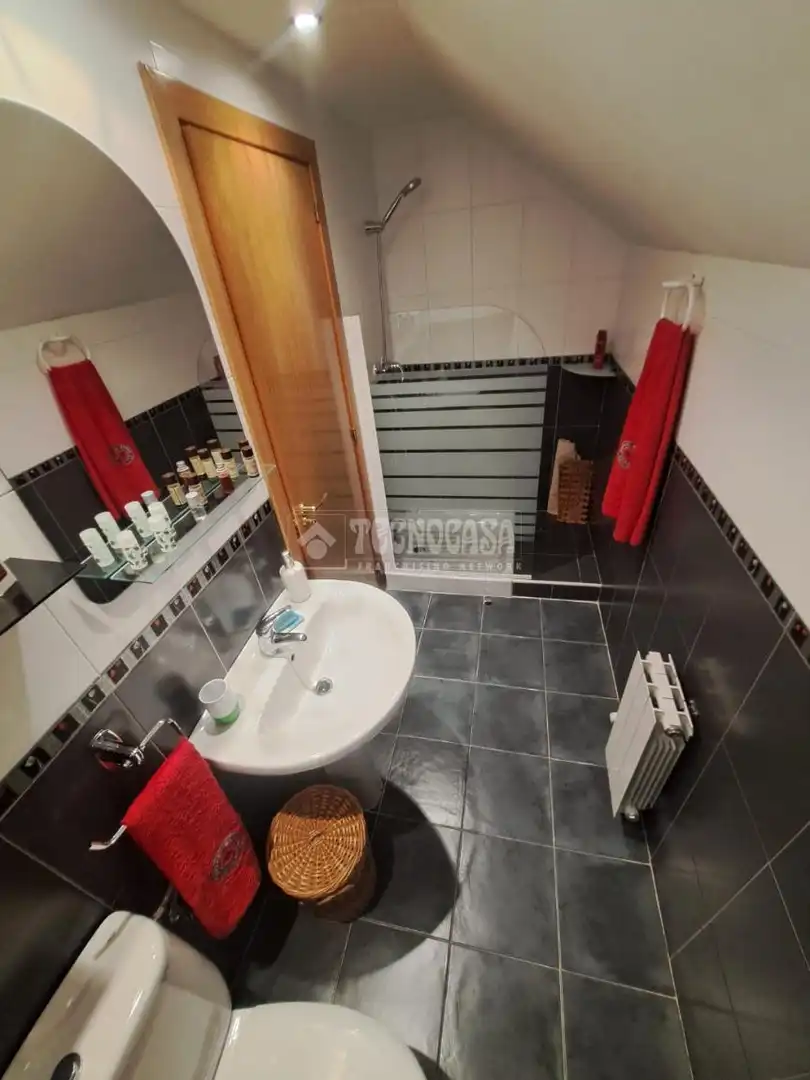 Baño de Casa adosada en venta en María de Huerva con Aire acondicionado, Calefacción y Jardín privado