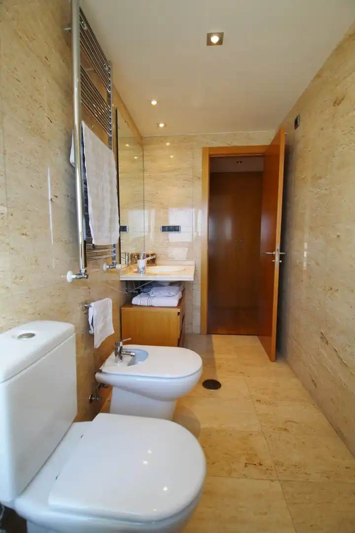 Badezimmer von Wohnung zum Verkauf in Alicante / Alacant mit Klimaanlage, Terrasse und Möbliert