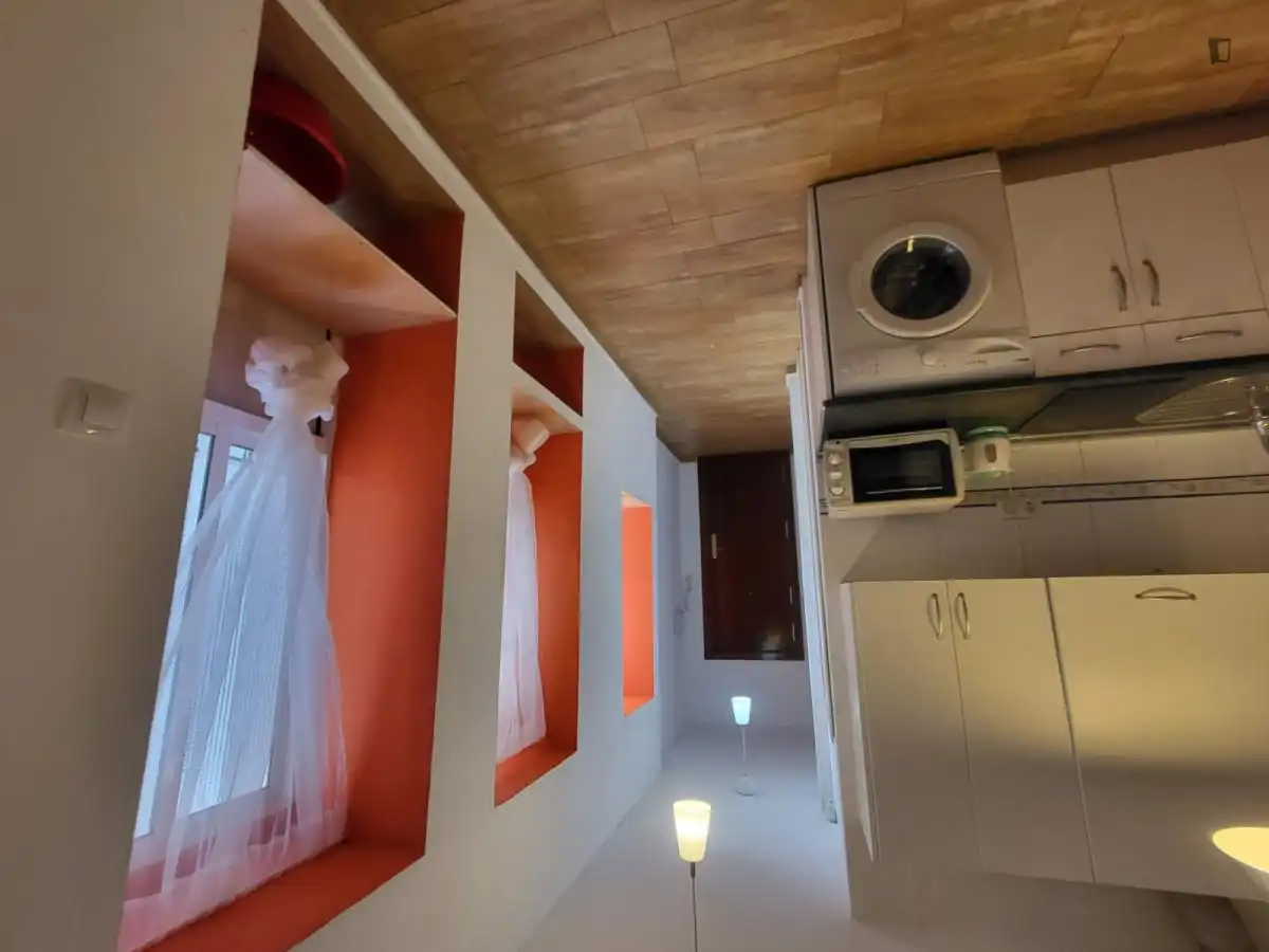 Cuina de Apartament de lloguer en Sevilla amb Aire condicionat, Moblat i Forn