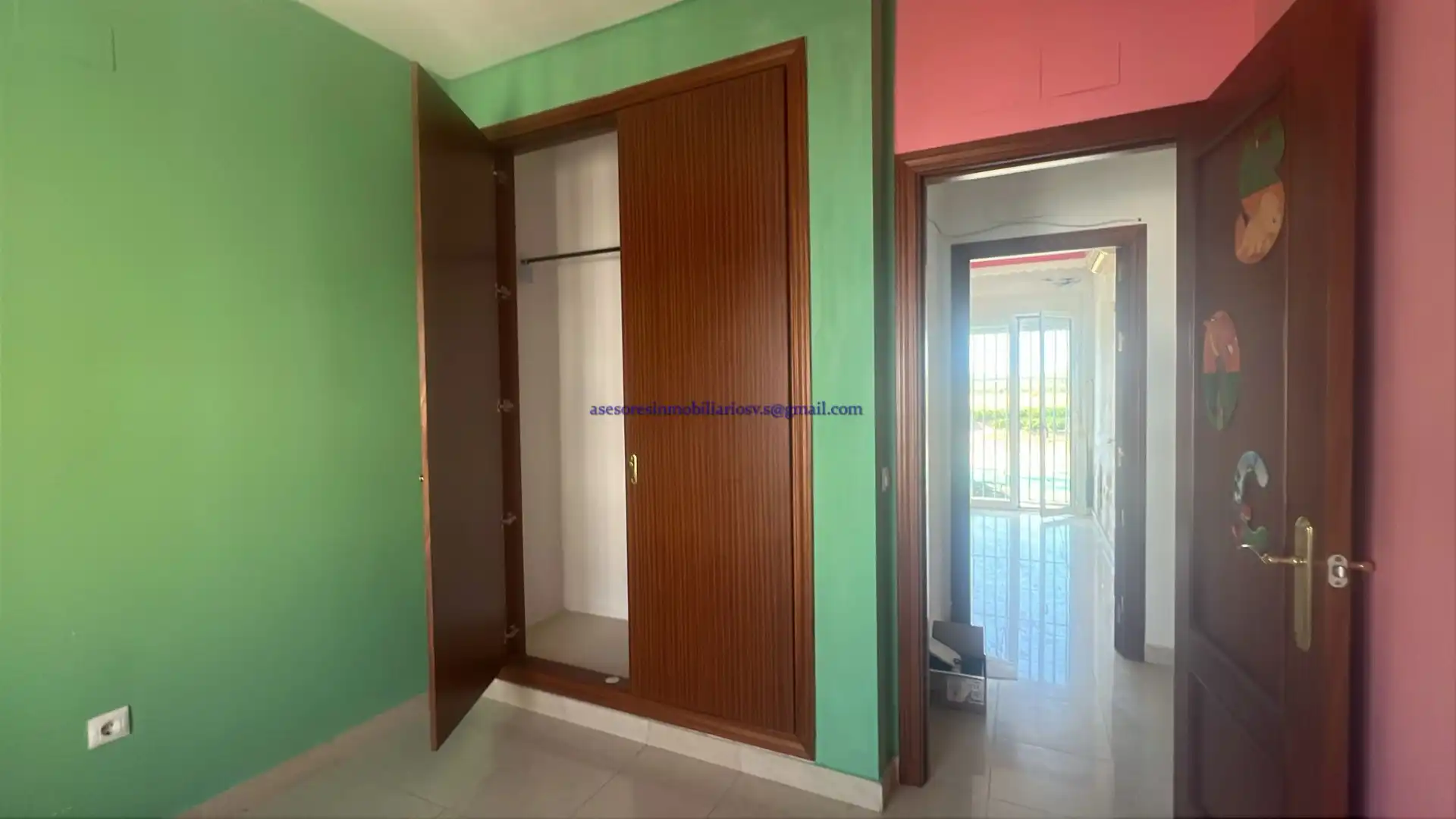 Schlafzimmer von Einfamilien-Reihenhaus zum Verkauf in Cantillana mit Balkon