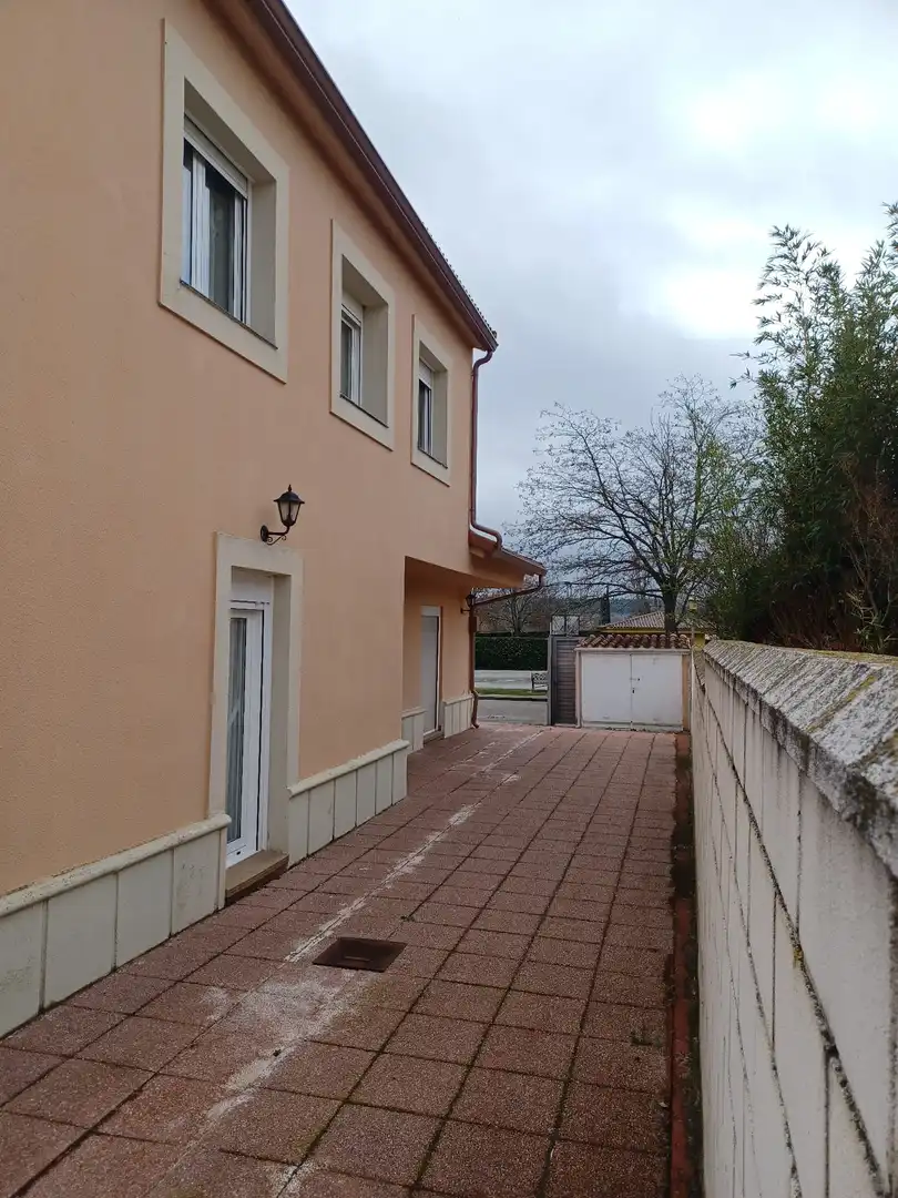 Vista exterior de Casa o chalet en venta en Renedo de Esgueva con Jardín privado